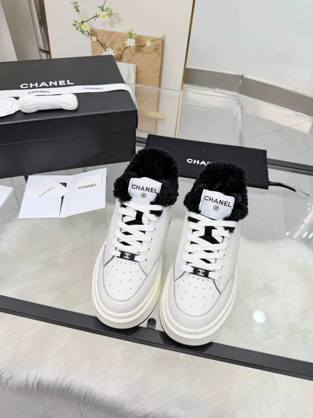 👟👟Ex-factory price 500👟👟 CHANEL 25C new autumn and winter sports shoes official website is available at the same time ❤️ Out of stock at counters. Major bloggers are recommending new styles on social days. This season’s new styles are simply eye-catching and look great on the feet. The casual casual sports style is cool and natural, interpreting Chanel’s fashionable femininity. The overall customization makes all sports shoes on the market at that time obsolete. This series is now available for sale! The upper is made of custom imported pebbled calf leather ➕ custom frosted calf leather. The lining is made of original one-to-one professionally customized mesh. Hardware accessories. Original full set of molds (not common in the market). Original custom molded TPU combination outsole. Height 4 cm. Women's size 35-40.